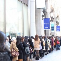 伊勢丹新宿店　開店前には約4000人の行列ができた