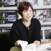 日本に数冊しかないと言われている「伊勢型絵摺」という刷り見本を手にする高瀬清子氏