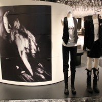 「ANN DEMEULEMEESTER -25TH YEARS SHOES-」。トルソー左が2005春夏、右が2009-10秋冬のルック