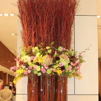 伊勢丹メンズ館正面玄関の花のディスプレイ