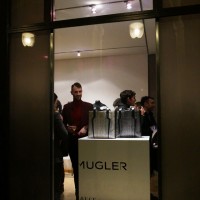 ミュグレーのバッグのポップアップショップはパリのJOYCE GALLERYで開催中。