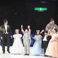 イ・ソジンと東京に避難中の福島の子供たち。横綱 白鳳関も