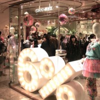 6%DOKIDOKIポップアップショップ（伊勢丹新宿店本館2階＝センターパーク/TOKYO解放区、会期は4月2日まで）