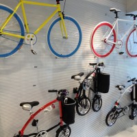 自転車もスタイリッシュなデザインのものを大胆に展示