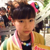 親子連れで並んでいた12歳のファン。きゃりーぱみゅぱみゅがきっかけで11歳のときからこういったファッションに。コーディネートもヘアもすべてセルフ