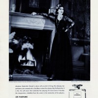 パリ・リッツホテルのスイートにて佇むガブリエル・シャネル。1937年のハーパースバザーにて使用された「N°5」初めての広告ビジュアル