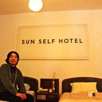 「サン・セルフ・ホテル」。茨城県の団地で、太陽光エネルギーを利用して手作りの太陽を浮かべ、団地の部屋を客室に変えるプロジェクトを行っている北澤潤さん。太陽光パネルで集めた光で、ホテルのショールームを展示した