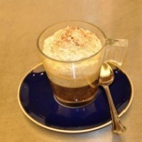 コーヒーの上に生クリームをたっぷり乗せたアインシュペナー