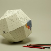 「geografia」の地球儀。のりやはさみを使わず誰でも簡単に作れるのが特徴