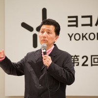 「ヨコハマトリエンナーレ2014」記者会見でタイトル等について解説する森村泰昌氏　Photo: KATO Ken