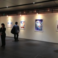 会場にはイラストレーター105人の作品が並ぶ