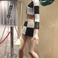 会場にはルイ・ヴィトンを着た初音ミク等身大フィギュアが登場