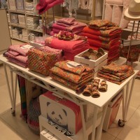 ルームウェア、キッズコレクションも展開されている（大阪店）