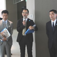 記者会見の様子。一番左が当摩館長