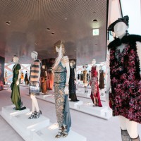 プラダ青山店で開催中の「Catherine Martin and Miuccia Prada Dress Gatsby」展