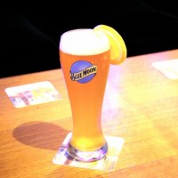 オレンジのガナッシュを添えて飲むのが「BLUE MOON」スタイル