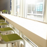 「ヴァルカナイズ・カフェ」店内はグリーンとホワイトを基調にした、スタイリッシュな空間