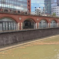 神田川沿いに面する万世橋高架橋