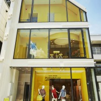 原宿のキャットストリートに昨年オープンした「ケイトスペードサタデー原宿店」。黄色を基調としウィンドーが目印。