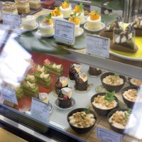 店のショーケースには、手鞠寿司のように可愛い、むしやしないにぴったりなケーキが並んでいる