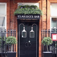 デヴィッド・コリンズ・スタジオが手掛けたロンドンの五つ星ホテルホテル「クラリッジズ（Claridge's）」のバー