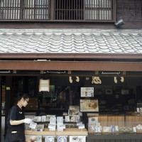 もともとは江戸時代の文久二年(1861年)に、「い志い呉服店」として創業。戦後、和菓子店として営業。築約150年という木造家屋からは、歴史の重みを感じる