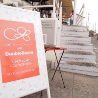 「クルチアーニC」×「ダブル・ドアーズ」コラボカフェの看板