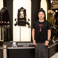 「マスターマインド・ジャパン」のデザイナーの本間正章氏。マスターマインド・ブラック・コムデギャルソン」のキャップとスカートパンツ、「ティンバーランド」のシューズを着用