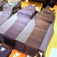 新ラインのジーンズ　左「インディゴ」（2万5,200円）　右「ブラック」（2万6,250円）