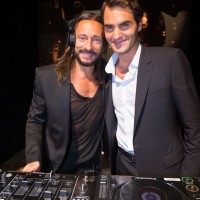 左から、DJ のボブ・サンクラーとロジャー・フェデラー