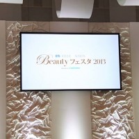 会場内のステージではイベントも開催