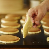 「い志い」生地は一枚一枚、手作業で焼き上げられる。華麗な手さばきとなめらかで美しい生地は、つい見とれてしまうほど