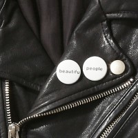 2つ並べると「beautiful people」のロゴになるオリジナル缶バッチ