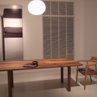 「ふしとカケラMARUNI COLLECTION HIROSHIMA with minä perhonen」端材を使った無垢天板のテーブル「MALTA」とその上に、スペシャルバッグ。椅子は、パッチワークのファブリックを座面に施したスペシャルチェア