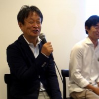 左より、マルニ木工の椅子「HIROSHIMA」をデザインしたプロダクトデザイナー深澤直人氏と「ミナペルホネン」のファッションデザイナ－皆川明氏