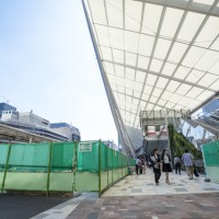 フェンスで囲われた一帯は開発中の駅前広場。2014年秋完成