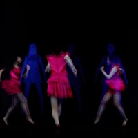 Perfume の3人の彫像に映像が投影されるインスタレーション「Physicalizing Data by Rhizomatiks」。ホログラフィックにより踊る生身のPerfume3人、あ～ちゃん、のっち、かしゆかが現出