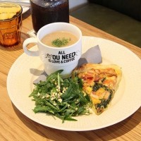 「THE DISH AND CUP」カフェダイニングのおすすめメニューの一つ、キッシュ