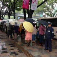 初日600人が並んだタイガーの行列、最後尾は表参道ヒルズの前まで