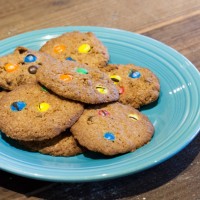 コーヒースタンドでは自由が丘ベイクショップ監修の焼き菓子も並ぶ