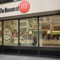 『FIT』はニューヨーク州立大学の中の一校で、ファッション業界で活躍する卒業生を数多く輩出している