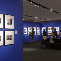 銀座アルマーニで寺山修司、細江英公、森山大道ら70年代東京写真展開催中