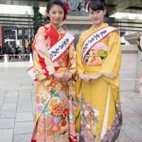 きものの女王2013の佐々木風子さん（左）と臼田美咲さん（右）