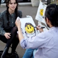 青崎伸孝のビニール袋に無料で似顔絵を描く参加型パフォーマンス「Smiley Bag Project」