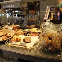 コーヒースタンドでは自由が丘ベイクショップ監修の焼き菓子も並ぶ