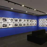 銀座アルマーニで寺山修司、細江英公、森山大道ら70年代東京写真展開催中