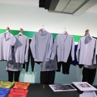 「オム・プリッセ・イッセイ・ミヤケ（HOMME PLISSE ISSEY MIYAKE）」の服作りについて説明するリアリティ・ラボチーム