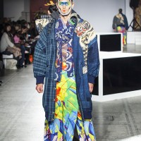 ロンドンV&Aで開催された山本寛斎のファッションショー「Fashion in Motion "Kansai Yamamoto" Fashion Show」