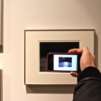 対象作品にアプリ「IMA+ARART」をかざすと特別ARが見られる