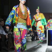 ロンドンV&Aで開催された山本寛斎のファッションショー「Fashion in Motion "Kansai Yamamoto" Fashion Show」